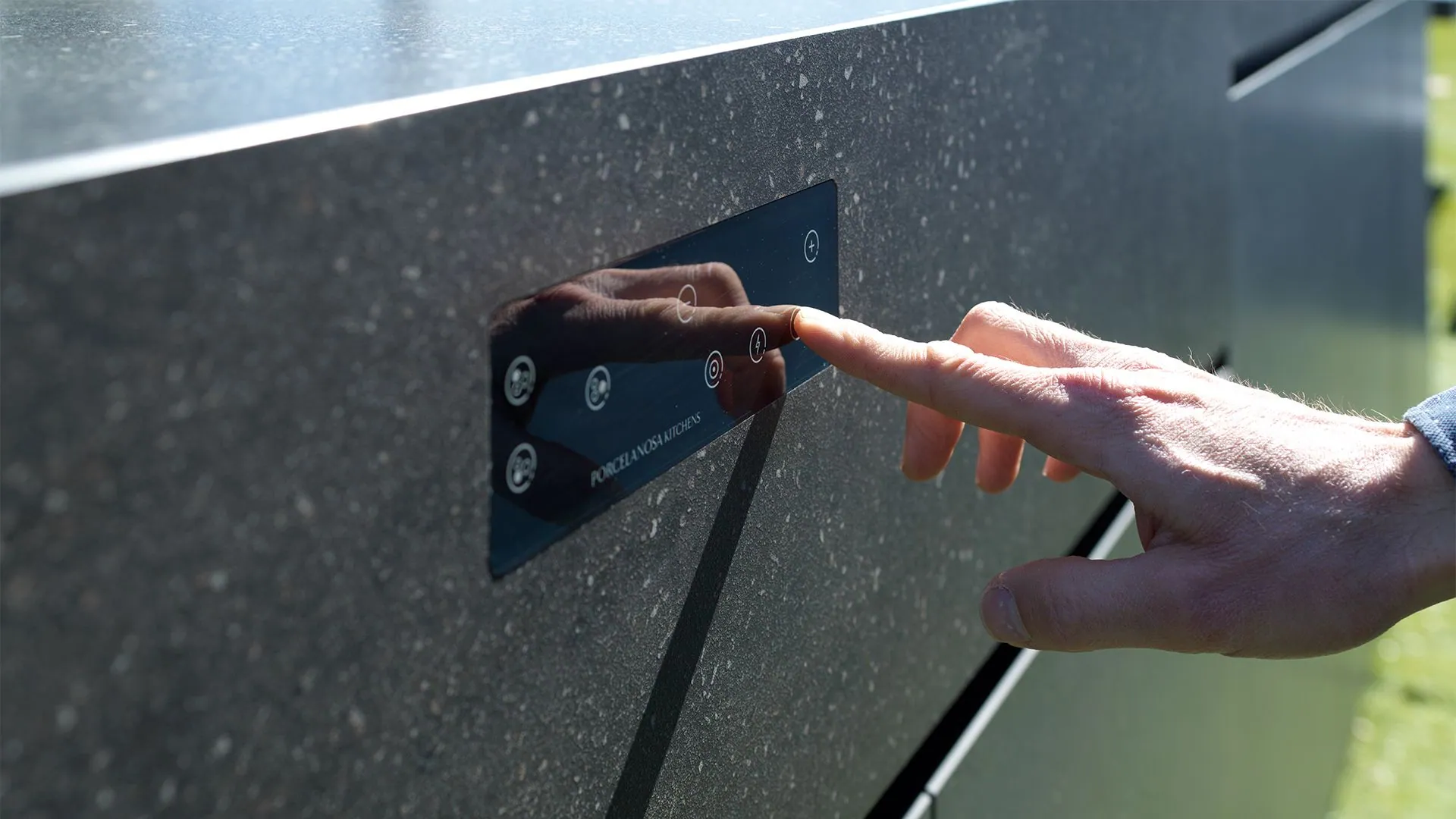 Control CLOEN integrado en un panel vertical